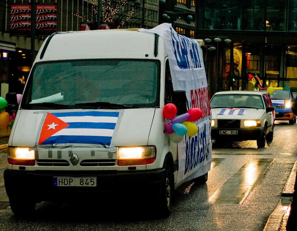 Ett kvällspass med banderoller och bilkaravan för Kuba i Stockholm.
