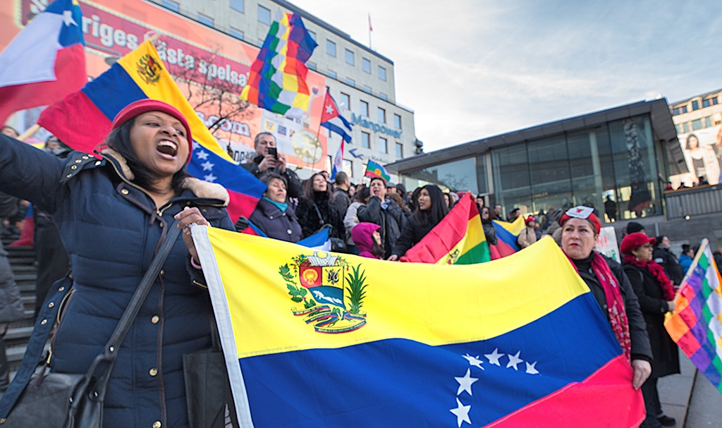 Venezuleaner och latinamerikaner står enade i försvaret av Venezuela. Här protesterar de mot högerns och USAs destabiliserngsförsök av landet.