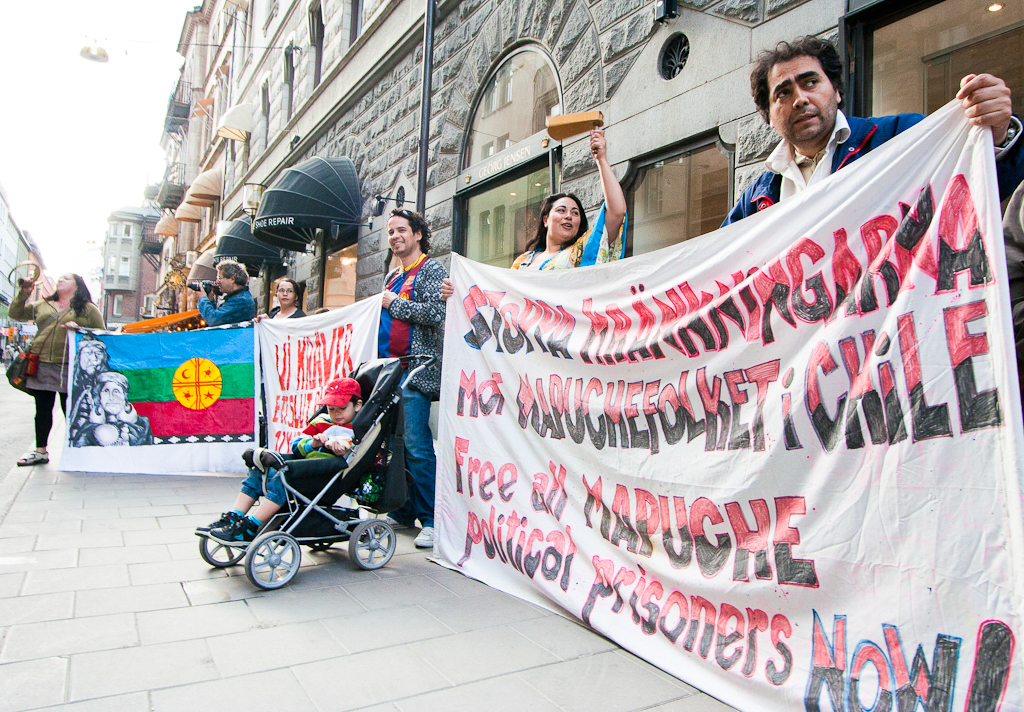 Mapucheindianer protesterar utanför Chiles ambassad i Stockholm.