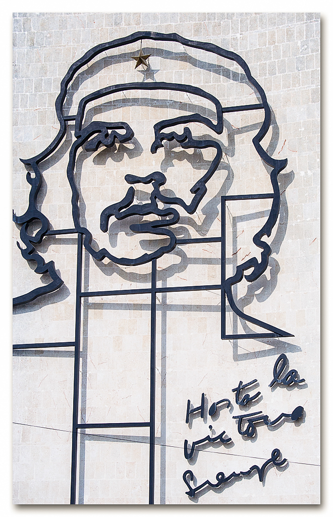 Che är alltid närvarande, här som husvägg vid revolutionstorget.